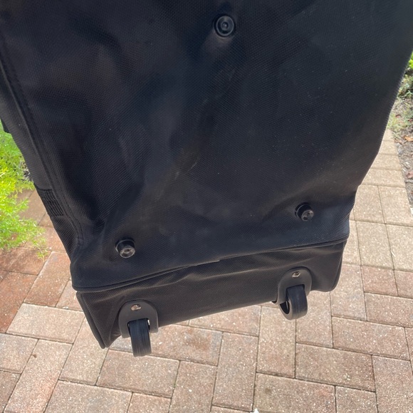 Doufle Bag With Wheels 
And shoulder strap - Picture 11 of 12